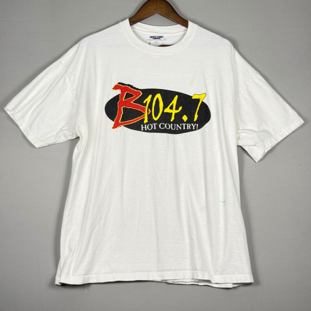 Jerzees B104.7 Hot Country T-Shirt Mens XL White Good Vintage 90s Y2K Graphic